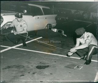 1964 Press Photo Crime Floyd Hayes Policemen Shotgun Shell King Louie Bowl 6x8