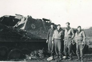 Us Soldiers By A German Panzer Panther Army Tank Ww2 Military Photo