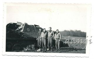 US SOLDIERS by a GERMAN PANZER PANTHER ARMY TANK WW2 MILITARY Photo 2