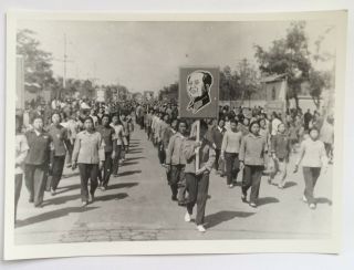 Red Guard Parade Chairman Mao Portrait China Culture Revolution Photo (3)