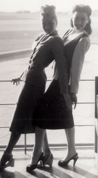 INSANELY SEXY POSE BLONDE & BRUNETTE WOMEN in HIGH HEELS 1950s VINTAGE PHOTO 2