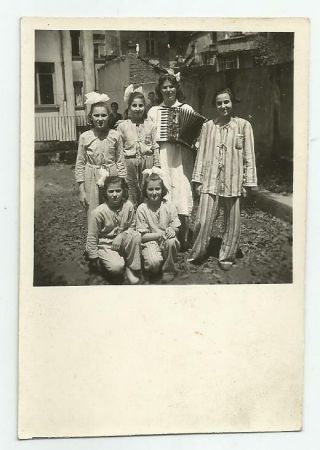 Bulgarian Woman With Accordion And Girls Pose For A Photo In Hospital.  952 - 6