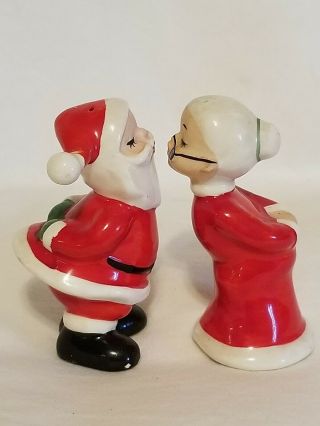 Vintage Santa & Mrs Claus Salt And Pepper Shakers Kissing