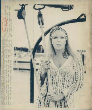 1975 Wirephoto Actress Kim Novak Celebrity Film Satans Triangle 7x9