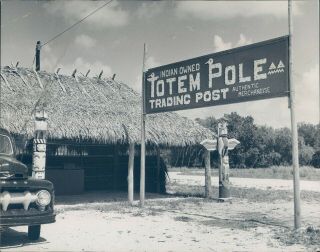 1953 Photo Henry Nelson White Wife Miami Fl Stan Wayman Totem Pole 6x8
