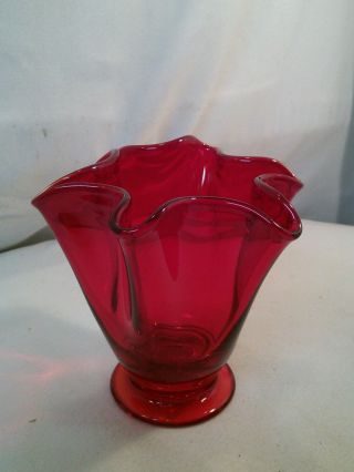 Vtg Ruby Red Art Glass Small Elegant Ruffle Flower Vase Valentine Holiday Gift