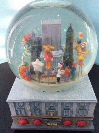 Macy’s 1999 Thanksgiving Parade Musical Twin Towers Rotating Glitter Snow Globe