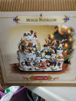 Grandeur Noel Musical Waterglobe 2001 Collector 