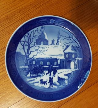 Royal Copenhagen Annual Christmas Plate 1995 Christmas At The Manor House