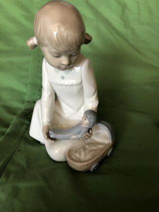 Lladro Nao 564 Young Girl Holding Baby Doll " Acostando A La Nina ",  Retired