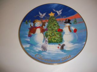 Avon Christmas 2004 Porcelain Plate Trimming The Tree With Friends 8 1/2 "