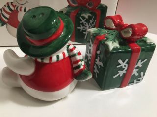 FITZ AND FLOYD HOLIDAY SNOWMAN AND PRESENT SALT AND PEPPER SHAKERS 2