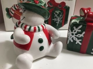 FITZ AND FLOYD HOLIDAY SNOWMAN AND PRESENT SALT AND PEPPER SHAKERS 3