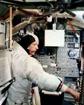 Neil Armstrong Apollo 11 Astronaut In Simulator - 8x10 Nasa Photo (zz - 758)