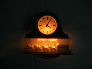 VINTAGE HANGING BUDWEISER CLYDESDALE LIGHTED CLOCK (in) 2