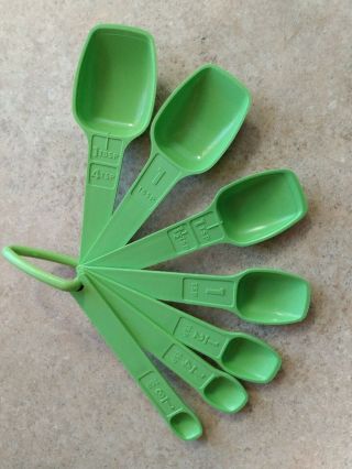 Tupperware Vintage Measuring Spoon Set 8 Pc Apple Green Complete On Ring