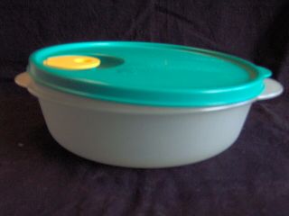 Tupperware Crystalwave Round 4.  25 Cup Vented Microwave Bowl 2640 Hot Lunch White