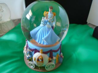 Disney Cinderella Globe By Enesco Plays " I Love You Truly "