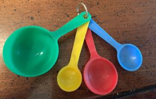 Vintage Set 4 Plastic Round Nesting Measuring Spoons W Ring Usa Primary Colors
