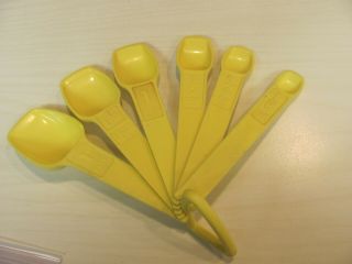 Vintage Set Of 7 Yellow Tupperware Measuring Spoons Complete Ring 1272 Nesting