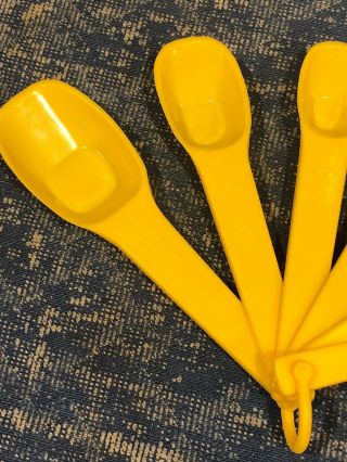 Vintage Tupperware Measuring Spoons Complete Set of 6 Yellow 2