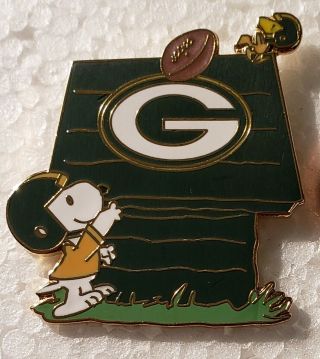 Green Bay Packers Snoopy Dog House W/ Woodstock Lapel Pin