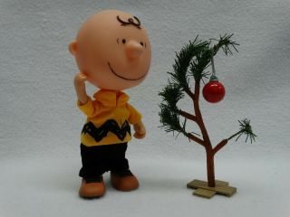 2007 Ufs Charlie Brown Christmas W/ Pathetic Tree & Ornament
