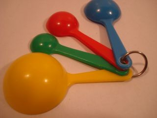 Vtg Set Plastic Round Nesting Measuring Spoons W/ring Kitchen USA Primary Colors 3