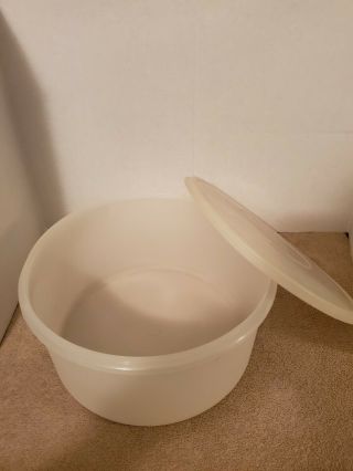 Vintage Large Round Sheer Tupperware Carry All Container 256 - 1 W/ Seal Lid 224