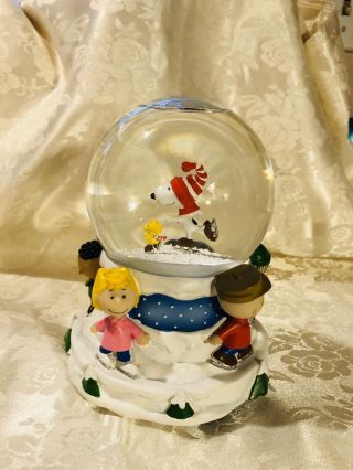 Hallmark Peanuts Musical Christmas Snow Globe “linus And Lucy”