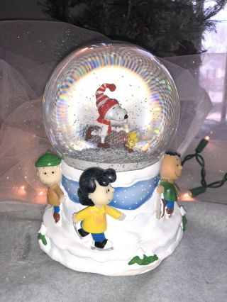 Peanuts Hallmark Musical Christmas Snow Globe “linus And Lucy” Snoopy Woodstock