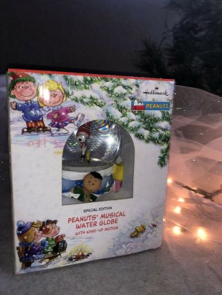Peanuts Hallmark Musical Christmas Snow Globe “Linus and Lucy” Snoopy Woodstock 2