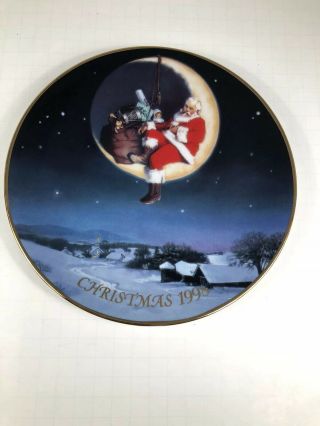 Avon - 1998 Christmas Collectors Plate - Greetings From Santa By Ernie Norcia