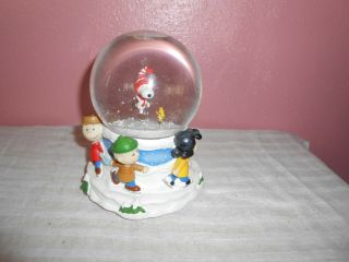 Peanuts Hallmark Musical Christmas Snow Globe “linus And Lucy” Snoopy Woodstock