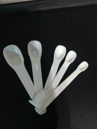 Vintage Tupperware White Nesting Measuring Spoon Set Of 5 Tablespoon Teaspoon