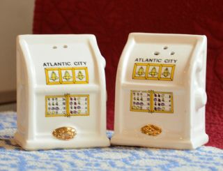 SLOT MACHINE Salt & Pepper Shakers Ceramic Souvenir ATLANTIC CITY NJ Vintage 3