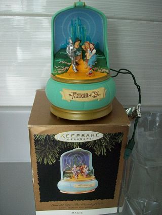 1996 Hallmark The Wizard Of Oz Emerald City Magic Light Motion Music Ornament