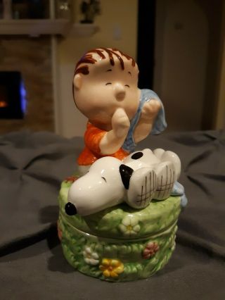 Peanuts Linus And Snoopy Trinket Box Porcelain Non Hinge No Chips.