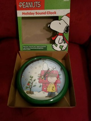 Peanuts Holiday Sounds Clock Hourly Christmas Linus & Lucy Light Sensor