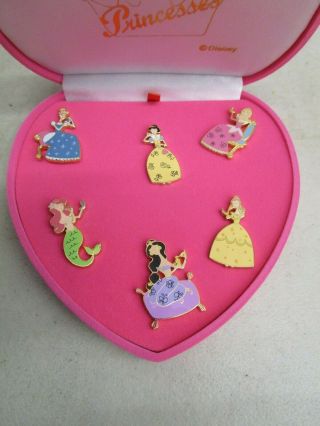 Disney ' s PRINCESSES 6 PIN SET IN HEART SHAPED BOX 3