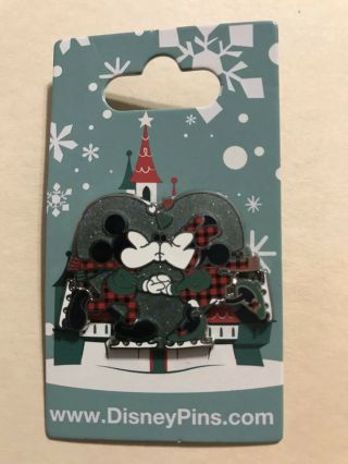 Disney Pin Mickey And Minnie Ice Skating Kiss Holiday