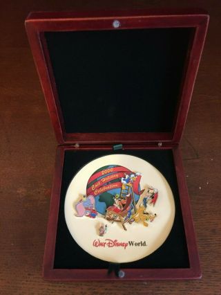 Walt Disney World 2000 Cast Member Holiday Celebration 5 Pin Set In Wood Box