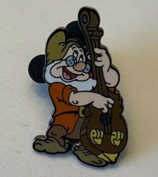 Disney Store - Snow White 7 Dwarfs - Doc Bass Instrument Pin