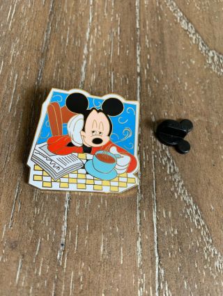 Disney Wdw 2005 Le 1000 Mickey Mouse Morning Surprise Pin