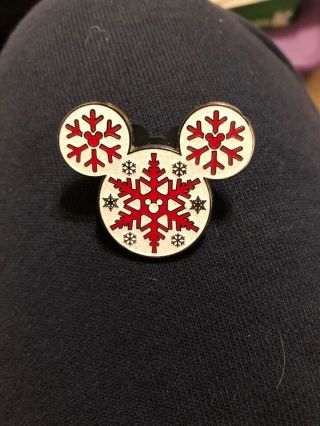 Disney Mickey Mouse Head Snowflake Christmas Trading Pin