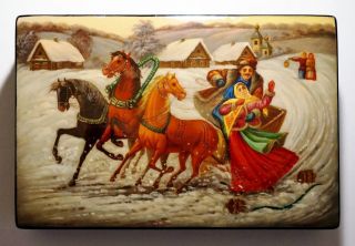 Fine Fedoskino Large 21 Cm.  Russian Lacquer Hand Painted Signed Box