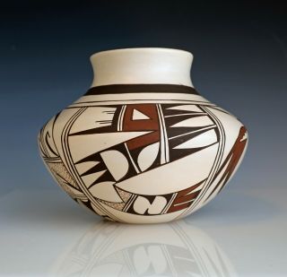 Hopi Pottery Jar by Grace Navasie (Frog Woman daughter) Info abt Signature 2