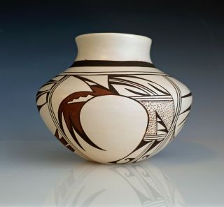 Hopi Pottery Jar by Grace Navasie (Frog Woman daughter) Info abt Signature 3