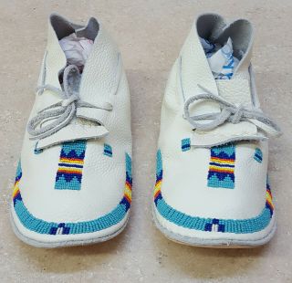 Handcrafted Mens Sz.  9 Beaded White Leather Native American Indian Moccasins