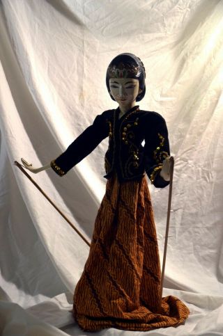 EMBAN GEULIS elegant court dancer wayang Golek Wooden Puppet from JAVA 2